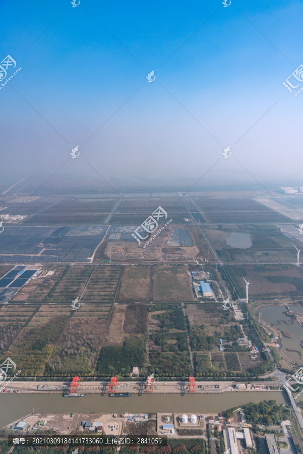 航拍中国上海浦东新区的工业区