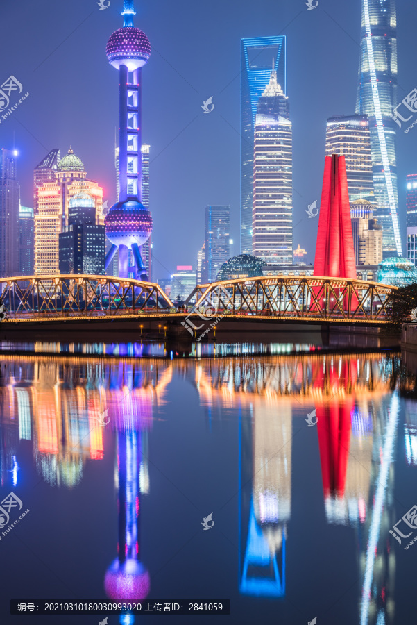 上海苏州河外白渡桥沿岸建筑夜景