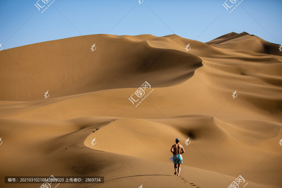 奔跑在沙漠里