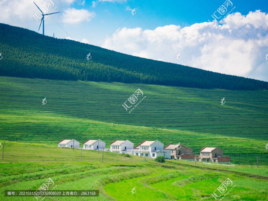张家口草原天路边的风车和民居