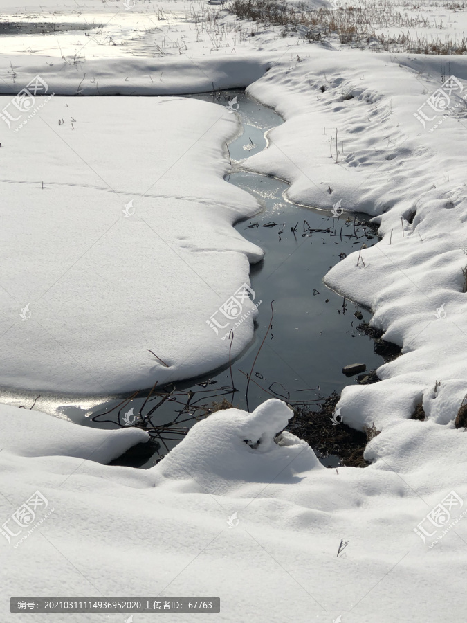 弯弯曲曲雪地溪流