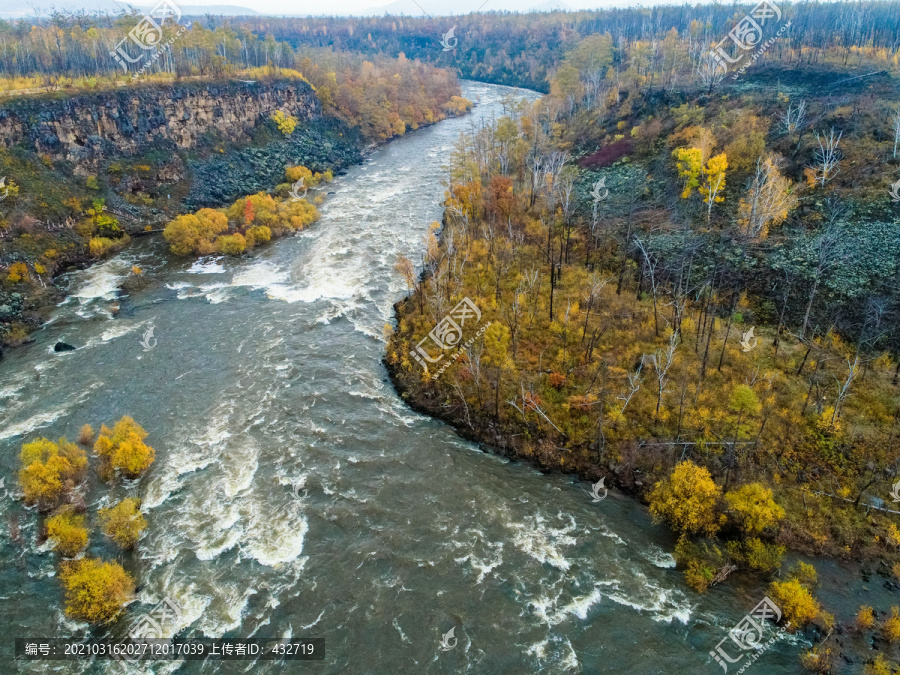 无人机航拍秋季河流峡谷