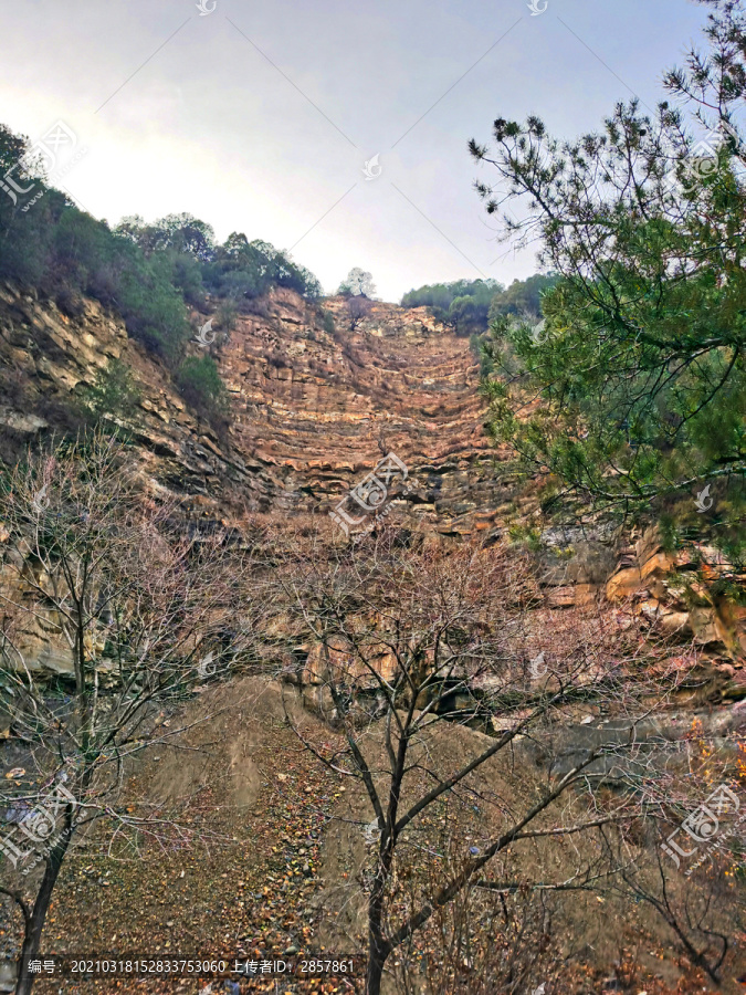 天龙山坍塌石壁