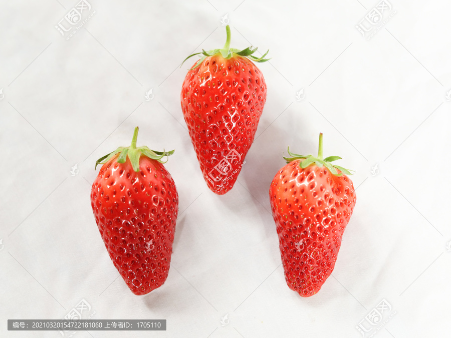 三颗草莓白底图