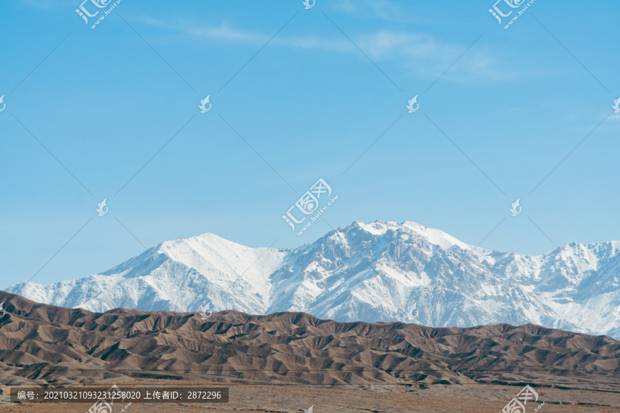 中国西部新疆荒凉戈壁雪山自然