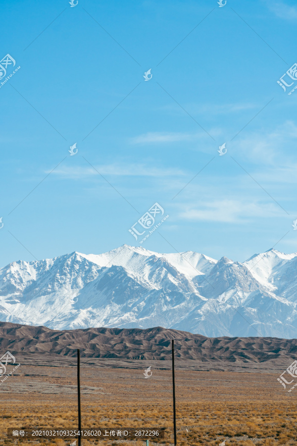 中国西部新疆荒凉戈壁雪山自然