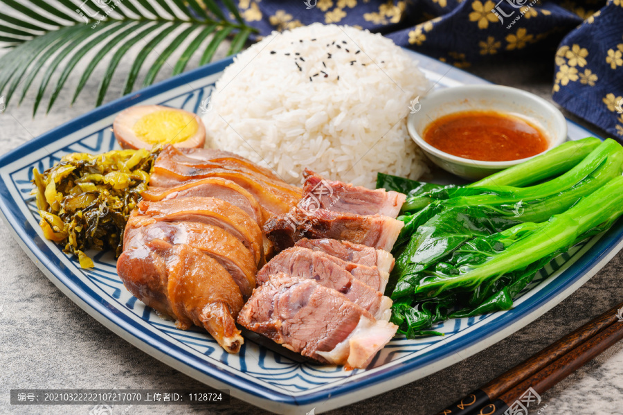 鸡腿卤肉双拼饭