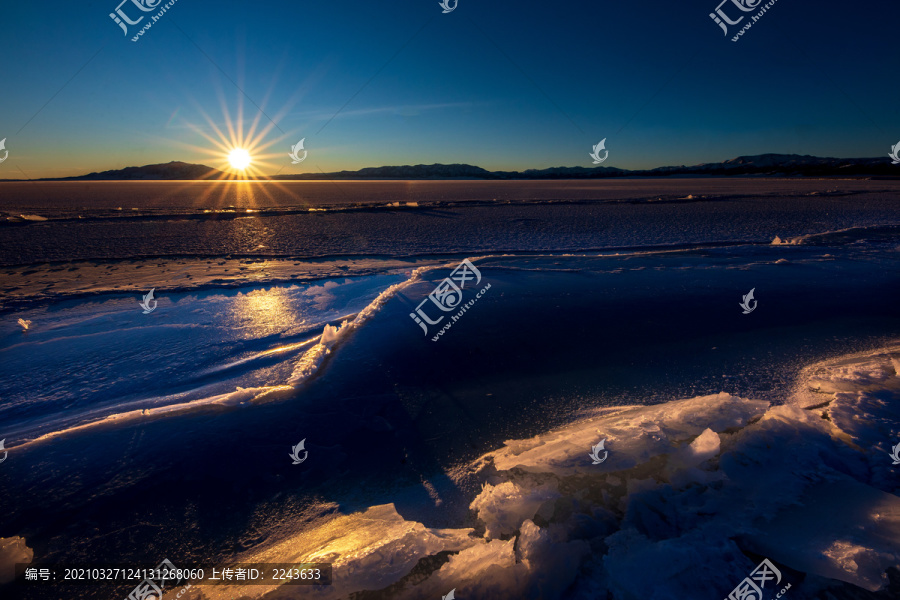 赛里木湖的蓝冰日出