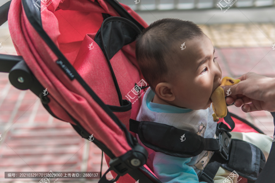 坐儿童车的1岁11个月婴儿上街