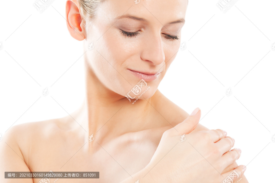 美丽的女人用手抚摸她柔软的皮肤