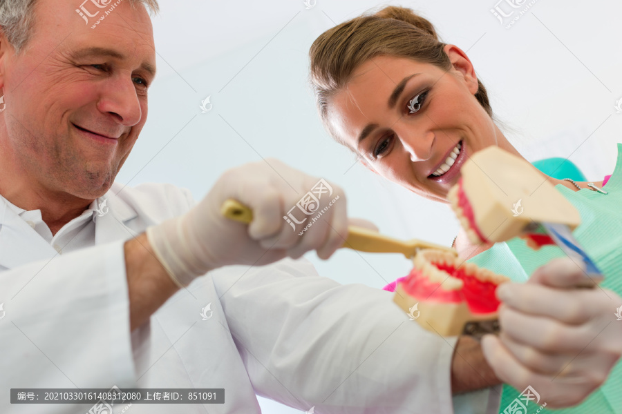 牙医给戴假牙的病人讲解刷牙