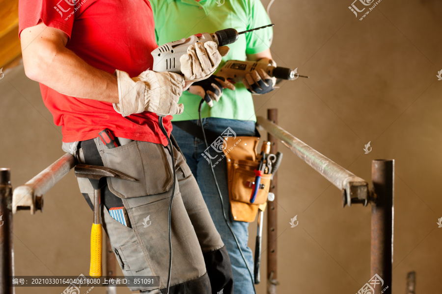 站在脚手架上的男女建筑工
