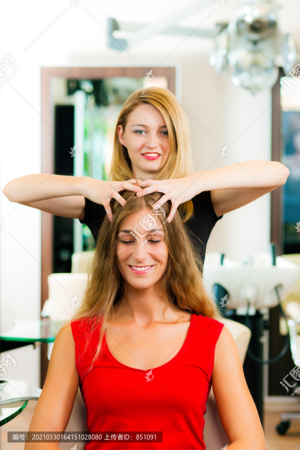 在美发店做头部按摩的女人