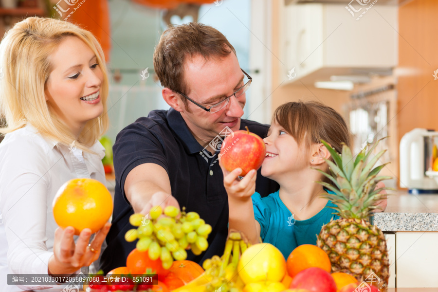 家庭（母亲、父亲和孩子）早餐吃很多水果，这是健康的营养