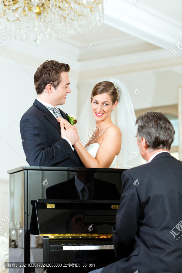 新婚夫妇在钢琴前，钢琴家正在演奏华尔兹