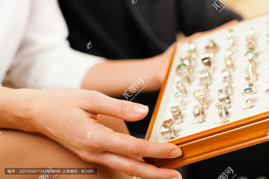 一对新人在珠宝店挑选结婚戒指