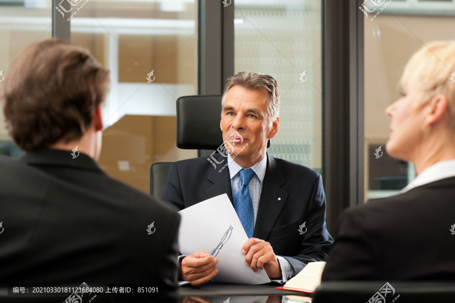 成熟的律师或公证人与客户在办公室开会