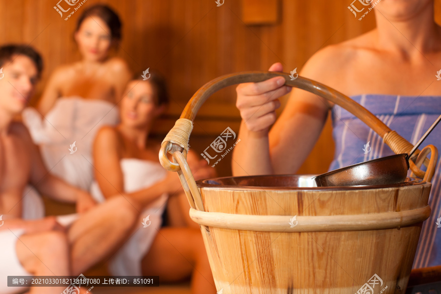 四个朋友——三个女人，一个男人——在桑拿浴室里洗热水澡