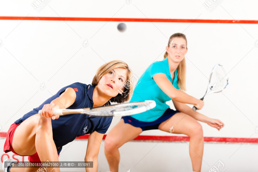 练习壁球的女性运动员