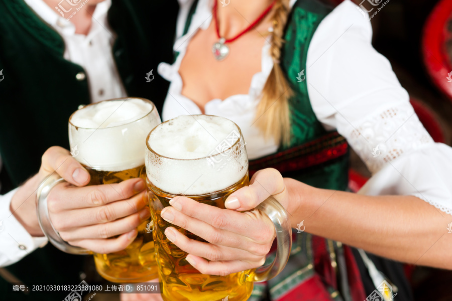 享受慕尼黑啤酒节的人民