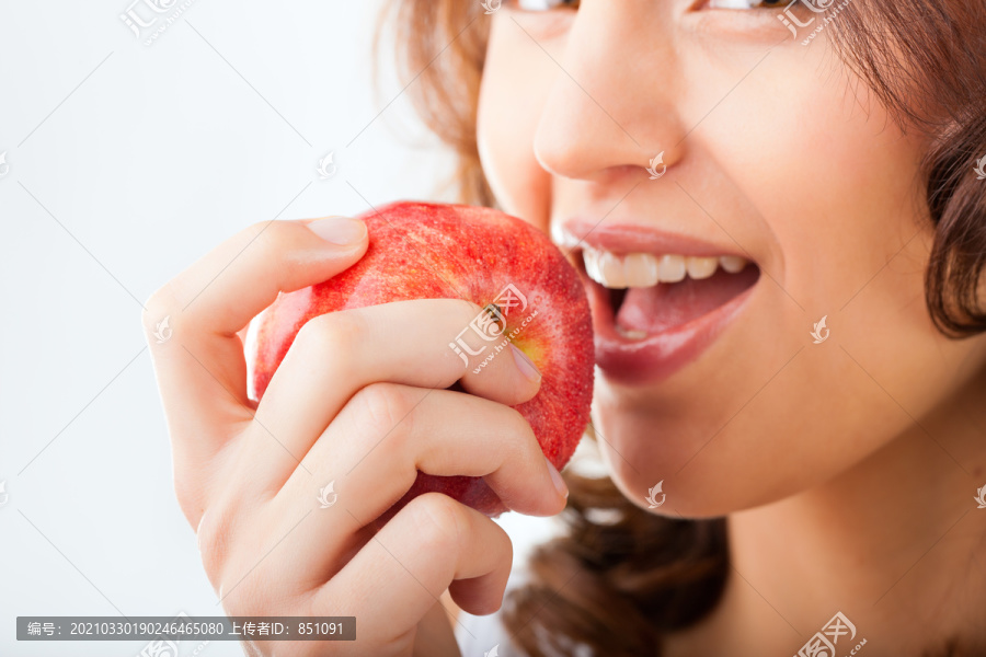 健康的营养和健康的牙齿或饮食，年轻女子咬苹果