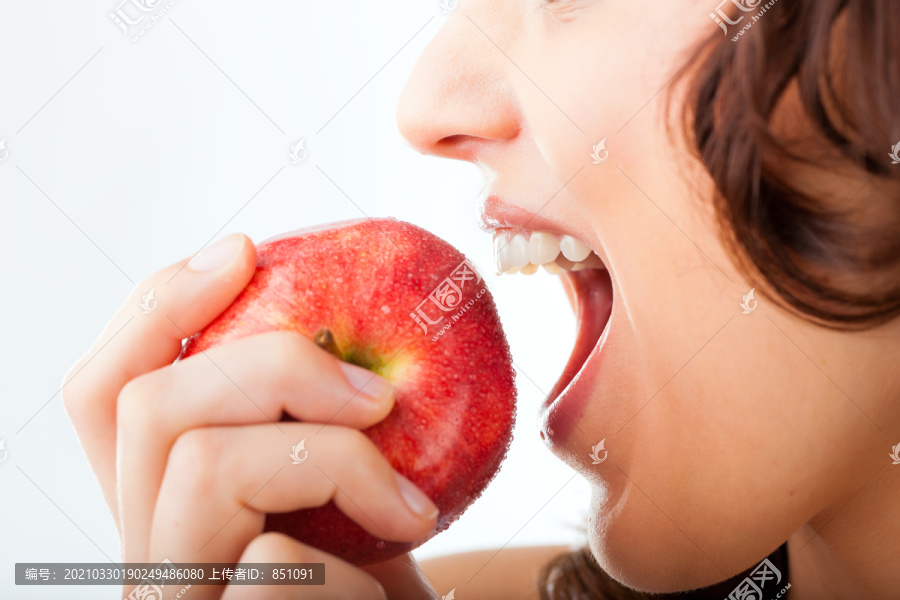 健康的营养和健康的牙齿或饮食，年轻女子咬苹果