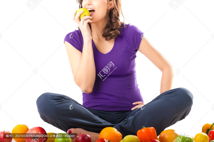 健康饮食，快乐女人带着水果和蔬菜正在吃梨