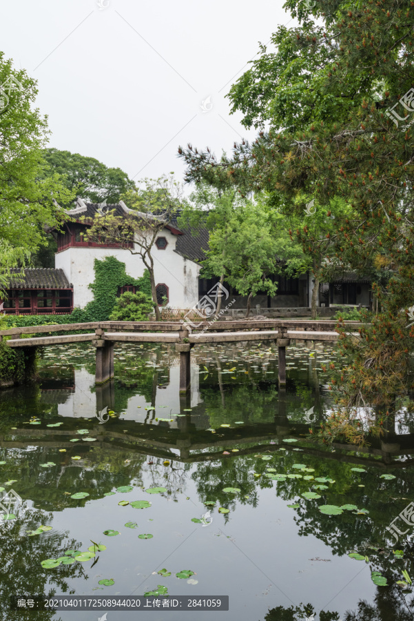 中国苏州拙政园的苏州园林古建筑