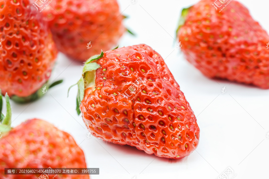 新鲜草莓白底高清图