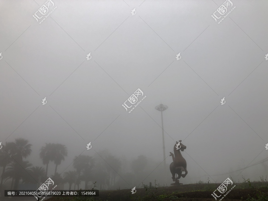 浓雾桂林旅游学院校门口铜奔马