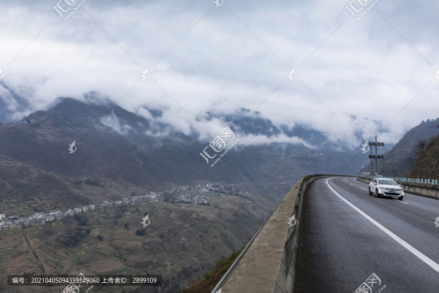 银昆高速与云雾缭绕的山脉