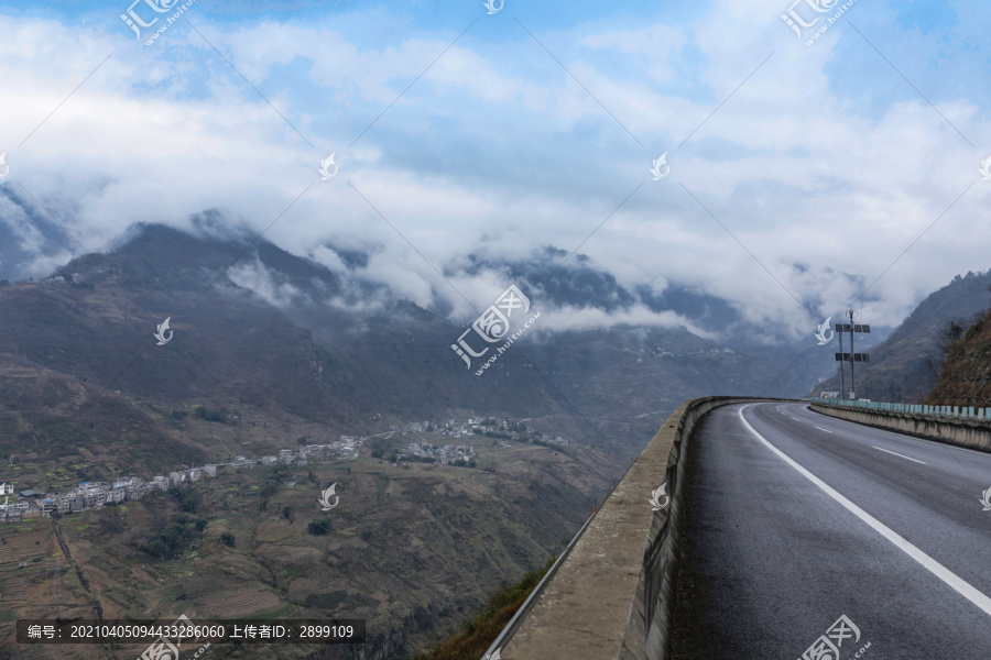 银昆高速与云雾缭绕的山脉