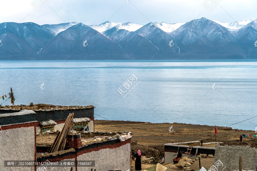 西藏那曲地区雪山湖泊