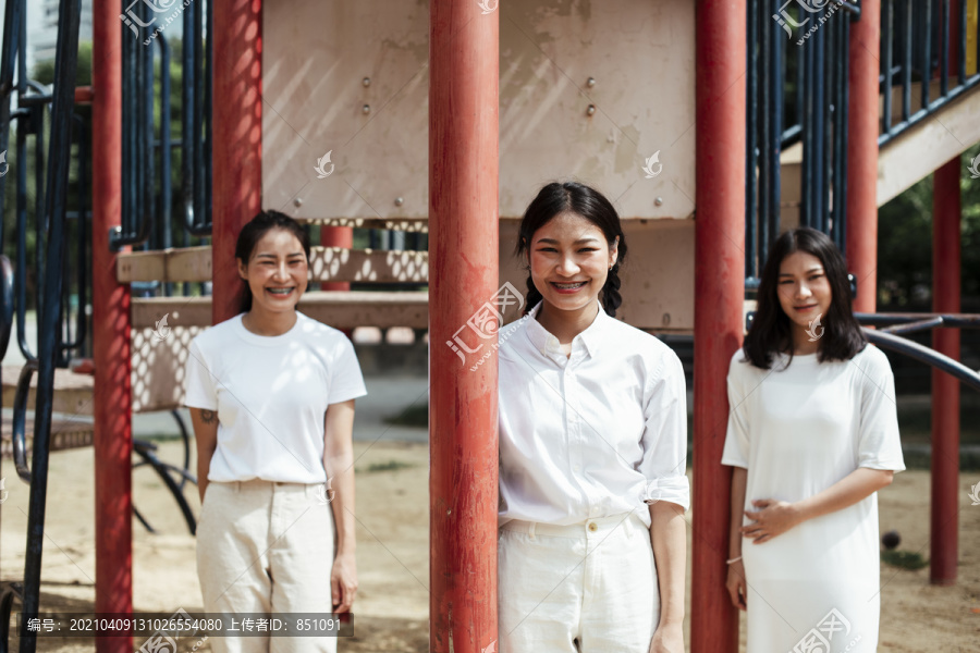 三对双胞胎妹妹在公园操场上玩东西的红杆子上开心。