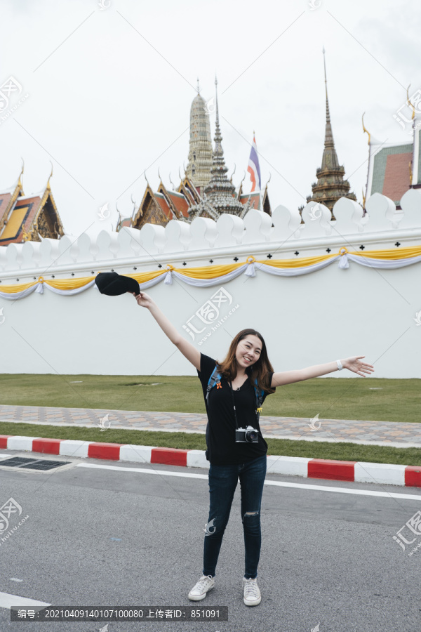 在曼谷旅游的亚洲年轻女子站在wat,arun地区附近的公路上的肖像。