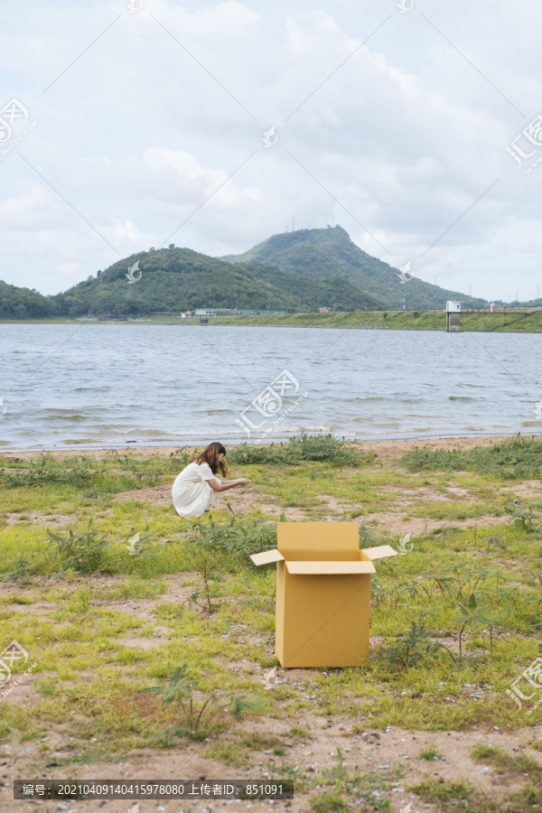 年轻的泰国亚裔女子嬉皮卷发白色连衣裙玩沙滩在湖上。盒子外面的女孩。