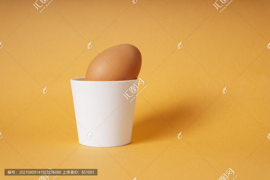 用陶瓷杯或杯托盛放煮熟的有机鸡蛋。
