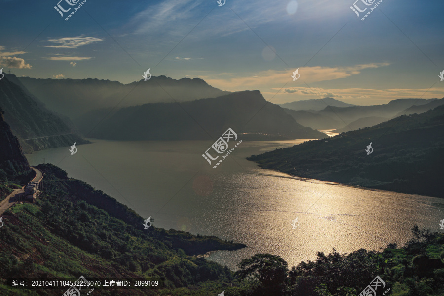 蜿蜒河流山脉日落霞光