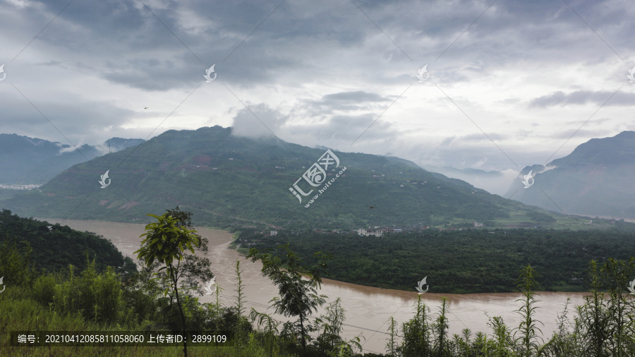 四川宜宾烟雨金沙江自然景观