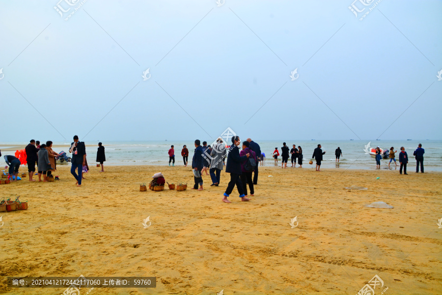 海边沙滩游客