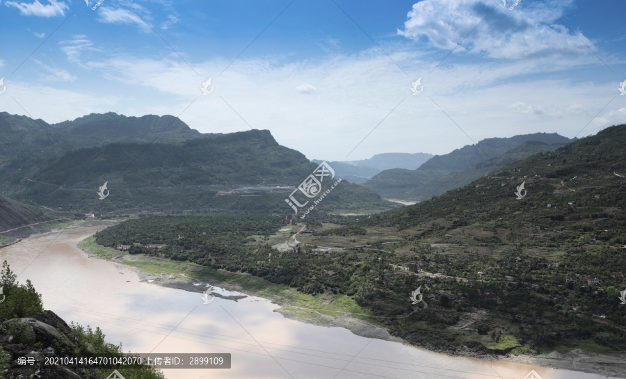 蓝天白云山脉蜿蜒金沙江风光