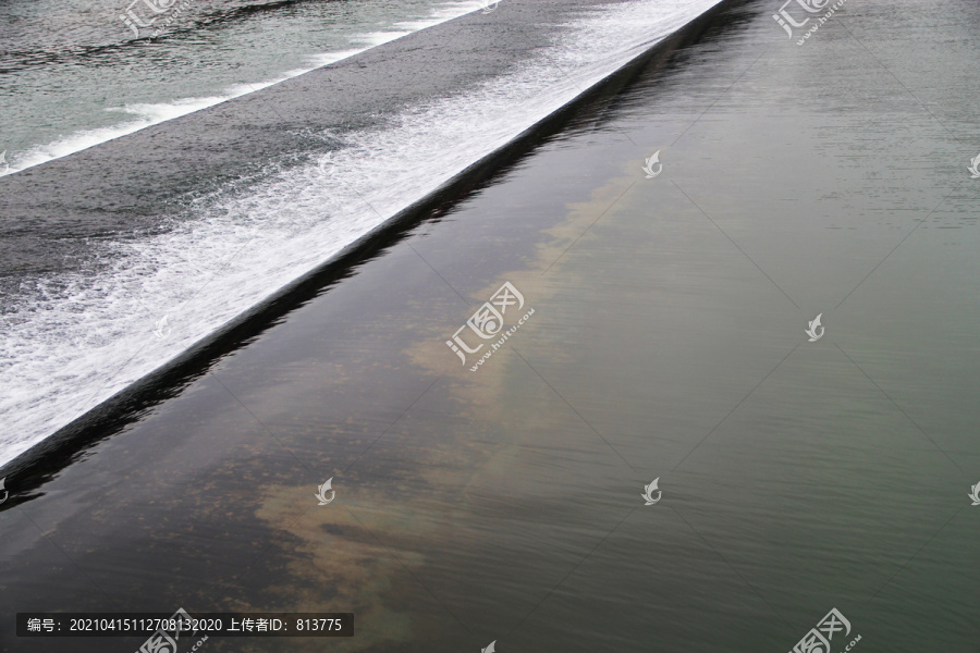 潺潺流水图