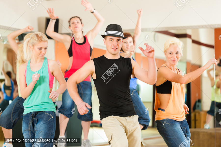 尊巴舞或爵士舞-年轻人在演播室或健身房跳舞做运动或练习一个舞蹈号码
