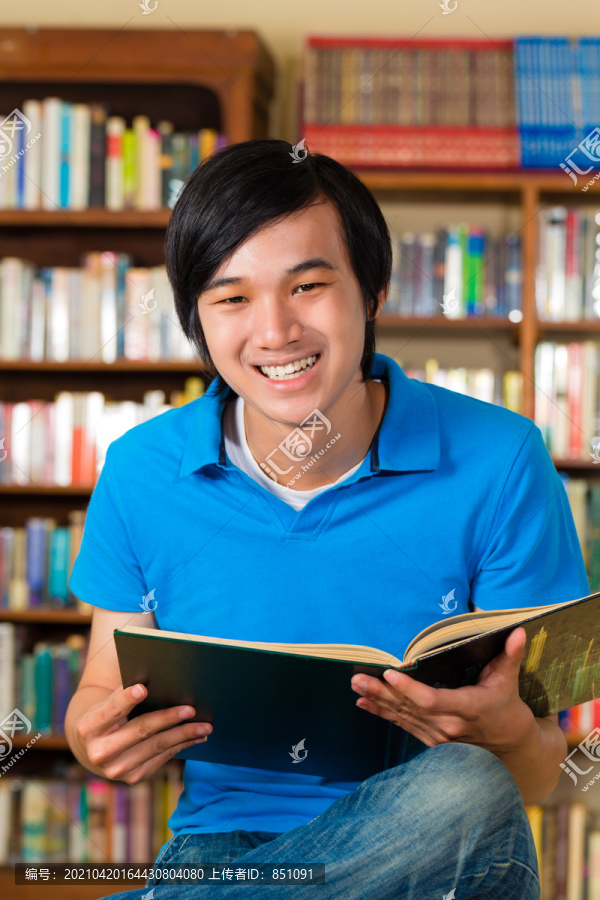 学生——一个在图书馆学习和读书的年轻人