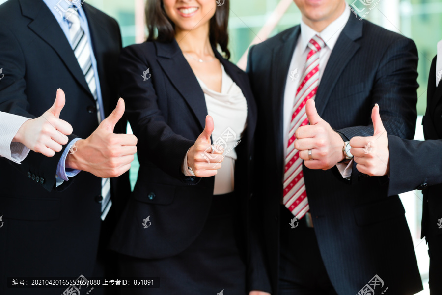 商务-一群商务人士在办公室合影，竖起大拇指