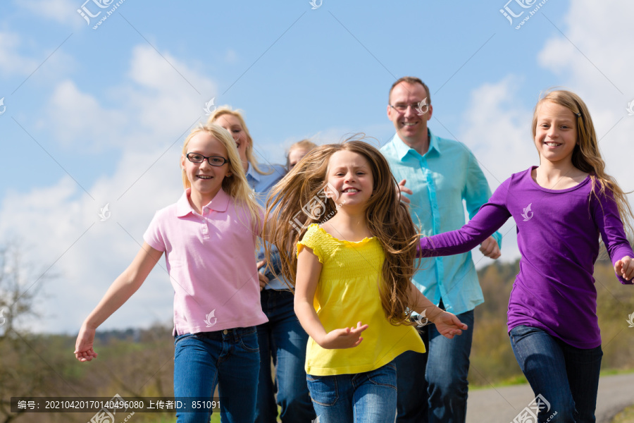 一家人（母亲、父亲和四个孩子）春天在户外跑步
