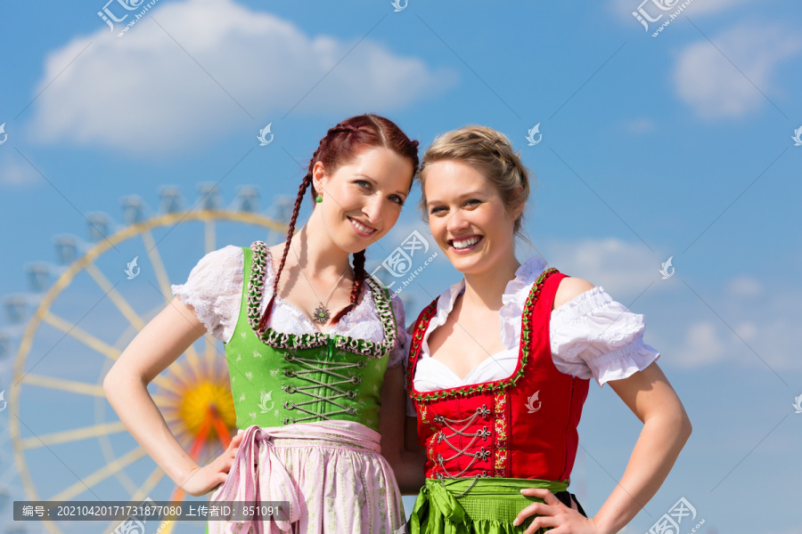 穿着传统巴伐利亚服装的年轻女性在节日或啤酒节上