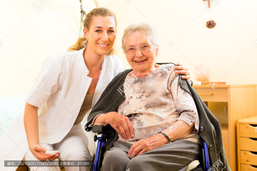年轻的护士和女大四在养老院，老太太坐在轮椅上