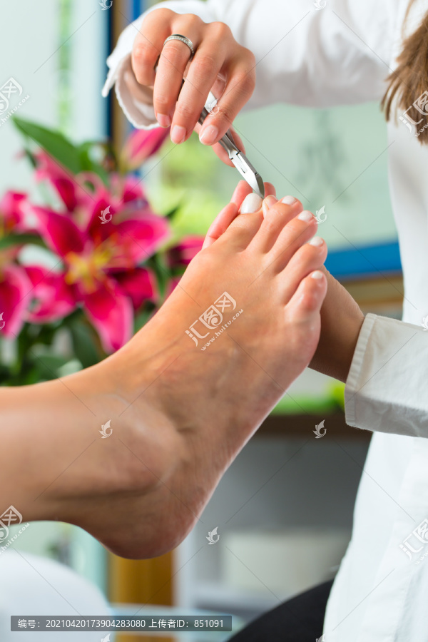 在一个日式水疗中心接受足疗的女人，脚指甲被剪了，锉了