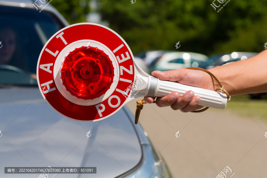 警察-交通管制中的警察或穿制服的警察停车